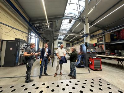 Foto: Beeindruckt von der filigranen Handwerkskunst zeigten sich Landrat Achim Hallerbach und Kreiswirtschaftsförderer Harald Schmillen beim Firmenbesuch der Kunstschmiede Hoppen in Dattenberg. Fotos: Thomas Herschbach