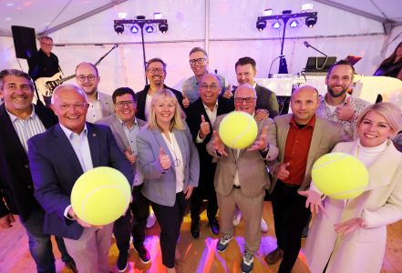 Foto:Zahlreich war die Zahl der Gratulanten mit Landrat Achim Hallerbach an der Spitze, die dem TC Rengsdorf zum 60. gratulierten. Neben dem Kreis-Chef waren unter anderem Bürgermeister Hans-Werner Breithausen, Ortsbürgermeister Marc Dillenberger, die Landtagsabgeordneten Lana Horstmann und Pierre Fischer sowie Vertreter des Tennisverbandes und des Sportbundes auf dasd Festgelände gekommen, um dem kompletten Vorstand und den Mitgliedern des TCR Reverenz zu erweisen. Foto: Jörg Niebergall