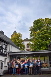 Sein respektvolles Dankeschön richtete Landrat Achim Hallerbach an alle Mitglieder des Redaktionsausschusses - stellvertretend und allen voran an Dr. Reinhard Lahr für die langjährige Federführung in Lektorat und Bebilderung des Jahrbuches. Foto: Thomas Herschbach