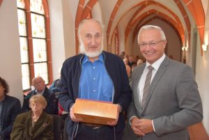 Foto: Hans-Joachim Feix aus Neuwied wurde von Landrat Hallerbach für sein 30jähriges Mitwirken am Heimatjahrbuch geehrt.