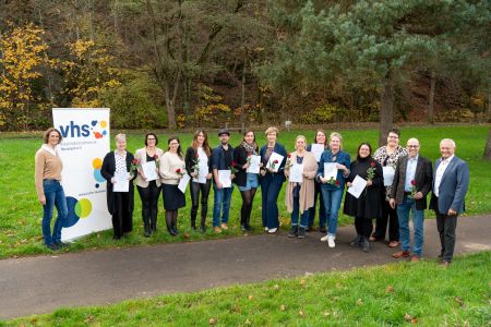 Mit den zwölf Teilnehmerinnen und Teilnehmern freuten sich Landrat Achim Hallerbach, Simone Kirst (Leiterin Kreisvolkshochschule Neuwied) und Seminarleiter Falk Gerlach über ein erfolgreiches Fortbildungs-Seminar. Foto: Martin Boden / Kreisverwaltung Neuwied