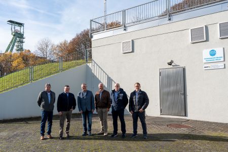 Von links: SWN-Prokurist Thomas Endres, SWN-Geschäftsführer Stefan Herschbach, der Verbandsvorsteher des WKA Berno Neuhoff, der Landrat des Kreises Neuwied Achim Hallerbach, der Geschäftsführer der Stadtwerke Wissen Dirk Baier sowie der Technische Prokurist der Stadtwerke Wissen GmbH Manuel Kaiser trafen sich am Willrother Hochbehälter zu einem Informationsaustausch. Foto: Martin Boden / Kreisverwaltung Neuwied.