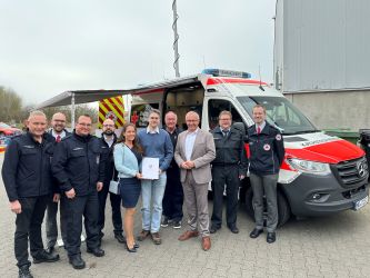 Im Rahmen der jüngsten Führungskräftefortbildung verschiedener Blaulicht-Einheiten im BKS-Zentrum im Neuwieder Industriegebiet konnte Landrat Achim Hallerbach Ernennungen und Ehrungen vornehmen. Rebecca Eul aus Ehlscheid ist jetzt Leitenden Notärztin und Johannes Zeller aus Neustadt/Wied Leitender Notarzt. Fotos: Thomas Herschbach