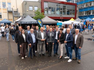 Die Ausbildungsmesse der Fachkräfteallianz erwies sich auch in ihrer vierten Auflage als ein Erfolgsmodell. Darüber freuten sich mit Landrat Achim Hallerbach unter anderem auch Oberbürgermeister Jan Einig, der 1. Kreisbeigeordnete Phillip Rasbach, Kreis-Wirtschaftsförderer Harald Schmillen, IHK-Regionalgeschäftsführerin Kristina Kutting, Stadtwirtschaftsförderin Alexandra Rünz und die Chefin der Agentur für Arbeit Neuwied, Stefanie Adam. Fotos: Martin Boden – Kreisverwaltung Neuwied