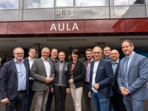 Die Ausbildungsmesse der Fachkräfteallianz erwies sich auch in ihrer vierten Auflage als ein Erfolgsmodell. Darüber freuten sich mit Landrat Achim Hallerbach unter anderem auch Oberbürgermeister Jan Einig, der 1. Kreisbeigeordnete Phillip Rasbach, Kreis-Wirtschaftsförderer Harald Schmillen, IHK-Regionalgeschäftsführerin Kristina Kutting, Stadtwirtschaftsförderin Alexandra Rünz und die Chefin der Agentur für Arbeit Neuwied, Stefanie Adam. Fotos: Martin Boden – Kreisverwaltung Neuwied