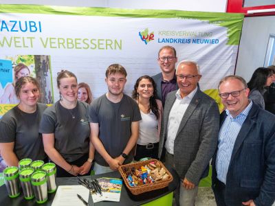 Gute Laune herrschte ebenfalls am Stand, an dem sich die Kreisverwaltung Neuwied den Besucherinnen und Besuchern der Ausbildungsmesse präsentierte.  Foto: Martin Boden – Kreisverwaltung Neuwied