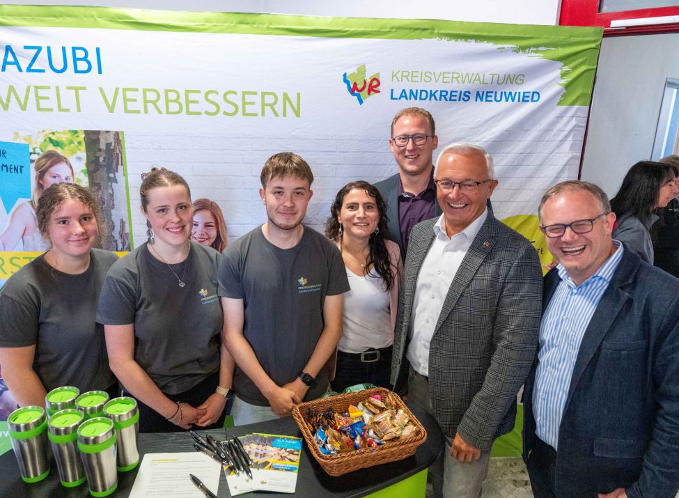 Gute Laune herrschte ebenfalls am Stand, an dem sich die Kreisverwaltung Neuwied den Besucherinnen und Besuchern der Ausbildungsmesse präsentierte.  Foto: Martin Boden – Kreisverwaltung Neuwied