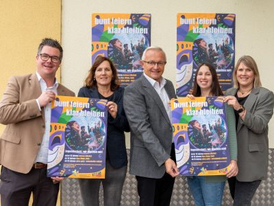 Foto-Unterzeile: Bunt feiern, klar bleiben“ ist der Titel des Informationsflyers zum Kinder- und Jugendschutz an Karneval. Gemeinsam mit Landrat Achim Hallerbach setzen sich dafür auch (von links) Bürgermeister Peter Jung, Tanja Buchmann von der Fachstelle Kinder- und Jugendschutz der Stadt Neuwied sowie Nicole Bauer und Simone Höhner von der Kreisjugendpflege ein. Foto: Martin Boden / Kreisverwaltung Neuwied