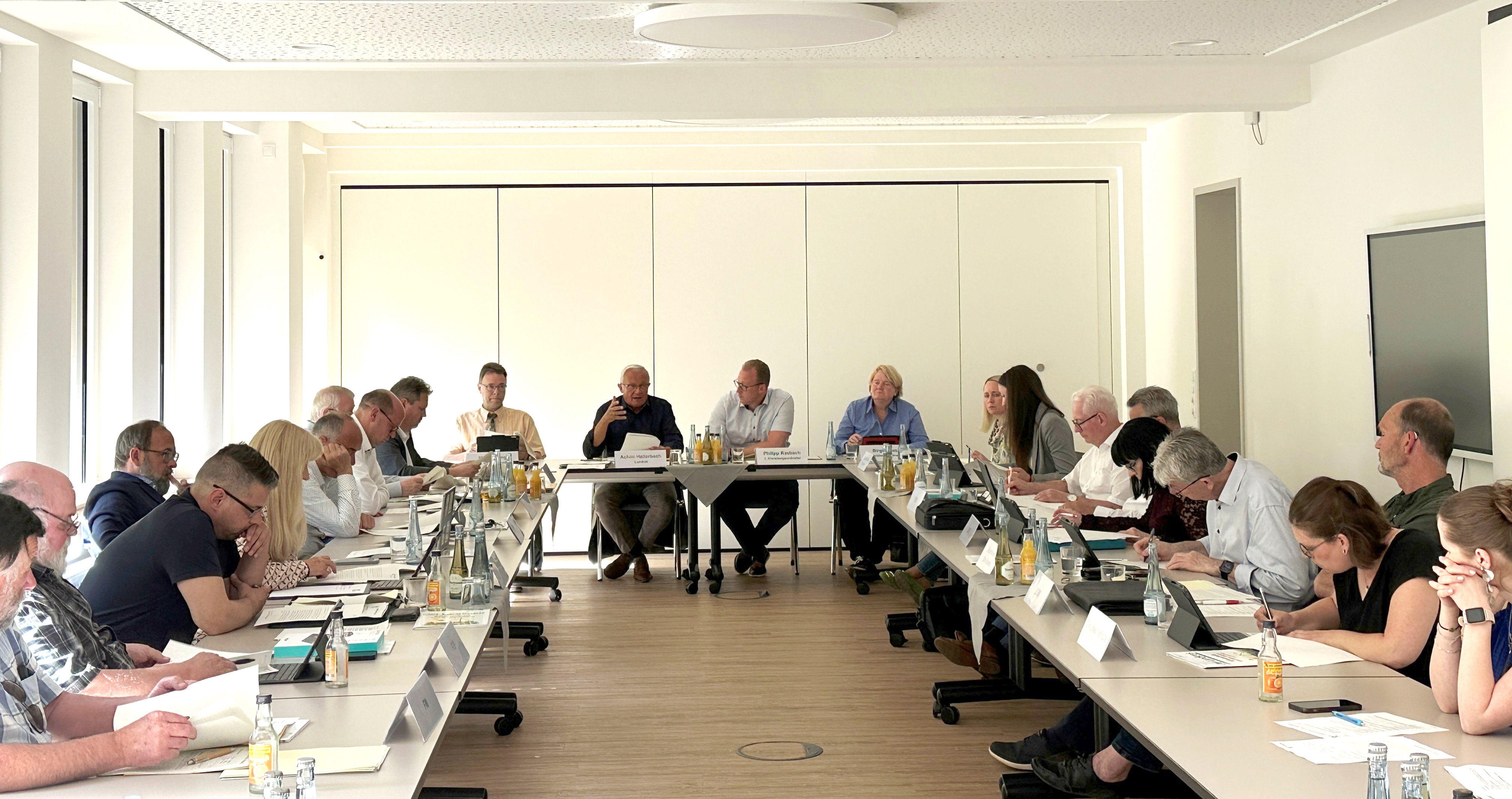 : In der jüngsten Sitzung des Kreisausschusses übermittelte Landrat Achim Hallerbach den Mitgliedern des Gremiums die Nachricht der Landesregierung zur Schaffung eines Frauenhauses im Landkreis Neuwied. Foto: Thomas Herschbach
