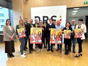 Foto: : Mit Landrat Achim Hallerbach, Oberbürgermeister Jan Einig, IHK-Regionalgeschäftsführerin Kristina Kutting, WFG-Geschäftsführer Harald Schmillen und der Leiterin der Agentur für Arbeit Neuwied, Stefanie Adam, freuen sich auch die weiteren Vertreterinnen und Vertretern der Fachkräfteallianz auf eine gute Resonanz der Ausbildungsmesse am 28. Mai in David-Roentgen-Schule Neuwied. Foto: Thomas Herschbach 