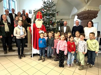 Das Weihnachtsbaumschmücken im Foyer des Kreishauses begeisterte Mädchen und Jungen aus drei Kindertagestätten der Verbandsgemeinde Bad Hönningen, Landrat, Bürgermeister, Sparkassen-Vorstand, Förster, Büroleitung und Nikolaus gleichermaßen. Foto: Thomas Herschbach