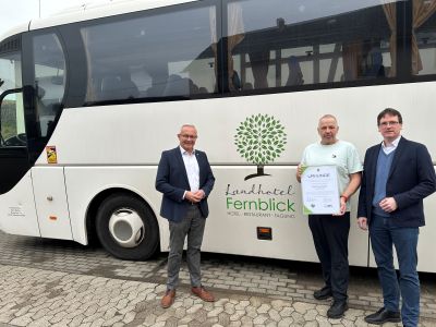 Foto: Landrat Achim Hallerbach und Kreis-Wirtschaftsförderer Harald Schmillen gratulierten Marc Müller, seiner Frau und dem gesamten Team herzlich zum 25-jährigen Jubiläum als Fernblick Reisen-Anbieter. Foto: Thomas Herschbach