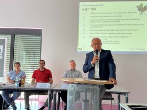 Fotos: Neben einer Vielzahl an Ortsbürgermeisterinnen und Ortsbürgermeister der 61 Ortsgemeinden im Landkreis waren auch die hauptamtlichen Bürgermeister der Verbandsgemeinden sowie Gäste, die mit ihrem Berufsprofil in besonderer Verbindung zum Landkreis Neuwied stehen, zum ersten Bürgermeister-Austausch 2025 nach Linkenbach gekommen. Fotos: Thomas Herschbach