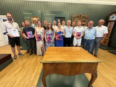Zwei junge Damen und elf junge Männer dürfen sich nach dem so erfolgreichen Abschluss der Ausbildung nun Tischler-Gesellinnen und -Gesellen nennen. An der Spitze der versammelten Prominenz aus Politik, Kreishandwerkerschaft, Schulen und Kultur gratulierte Landrat Achim Hallerbach zu den dahinterstehenden, beeindruckenden Leistungen. Foto: Thomas Herschbach