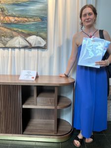 Noelle Hobusch, frischgebackene Tischlergesellin vom Heinrich Haus Neuwied, gelang es, zur Prüfungsbesten ihres Jahrgangs zu avancieren. Ihr Gesellenstück: ein schmuckes Nussbaum-Sideboard. Foto: Thomas Herschbach