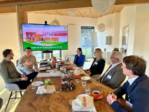 Foto: Mit Landrat Achim Hallerbach freuen sich auch Kreis-Wirtschaftsförderer Harald- Schmillen und IHK-Regionalgeschäftsführerin Kristina Kutting darüber, dass die BioVegan Konzepte und Rezepte aus Bonefeld unter Prokurist Edgar Kunzmann, Geschäftsführer Karsten Lindlein und HR Business Partner Maria Kunzmann erfolgreich aufgehen. Foto: Thomas Herschbach