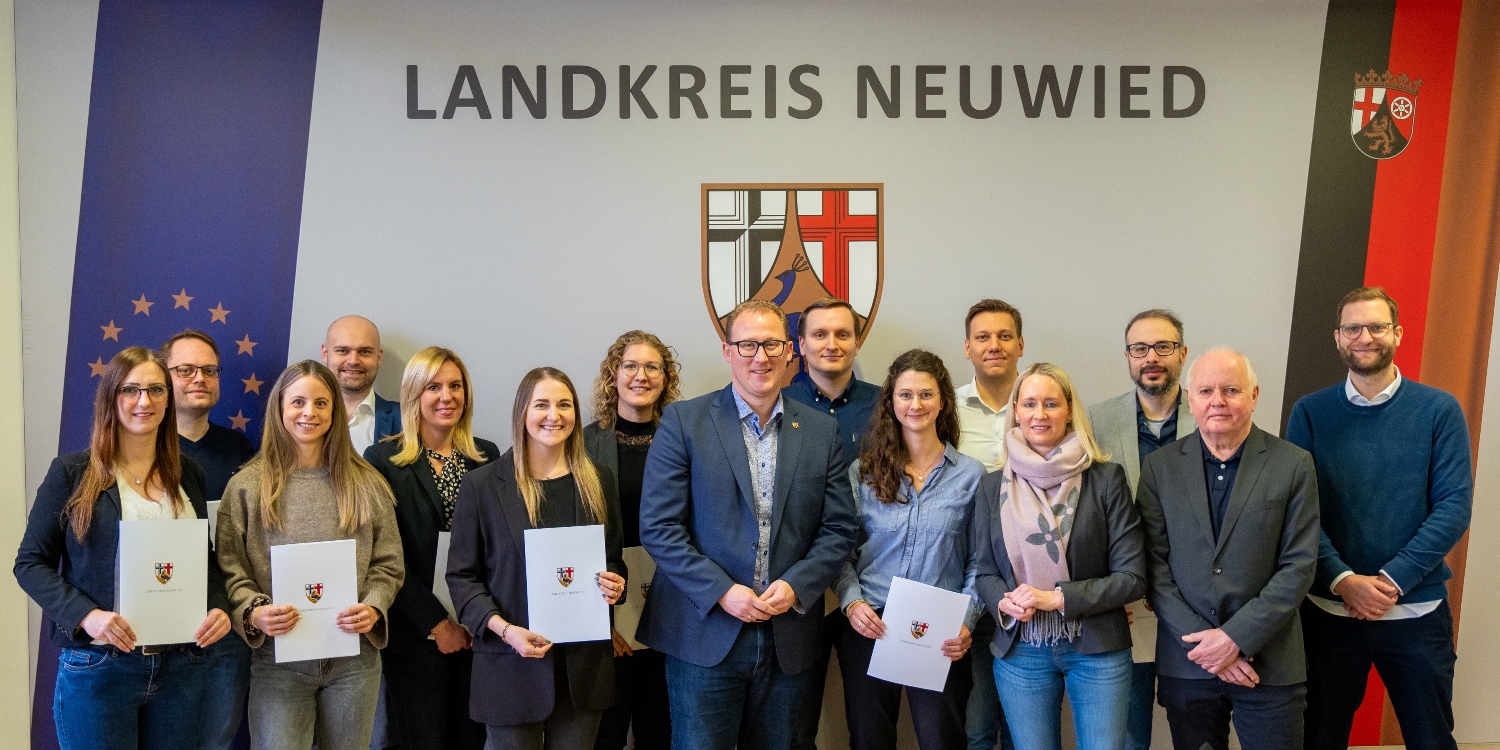 Foto: Engagierte Mitarbeiterinnen und Mitarbeiter der Kreisverwaltung Neuwied haben erfolgreich die Nachwuchsführungskräfte-Qualifizierung abgeschlossen. Büroleiterin Diana Wonka (4. v.r.), ihr Stellvertreter Florian Nußbaum (1. v.r.), Professor Dr. Nagel (2. v.r.) und der 1. Kreisbeigeordnete Philipp Rasbach (Mitte) freuten sich bei der Zertifikatsübergabe mit den Absolventen. Foto: Martin Boden / Kreisverwaltung Neuwied.