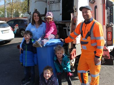 Andrea Berkholz und Woldemar Spitzer mit den Kindern aus der Kita St. Magaretha Foto: Abfallwirtschaft Landkreis Neuwied AöR