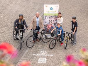 Foto: Der Landkreis Neuwied ist auch 2025 wieder mit voller Energie bei der Klimabündnis-Kampagne STADTRADELN dabei! Landrat Achim Hallerbach, Klimaschutzmanagerin Janine Sieben und Klimawandelanpassungsmanagerin Angelina Zahn freuen sich auf ein erfolgreiches Stadtradeln 2025. Foto: Martin Boden / Kreisverwaltung Neuwied.