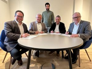Foto: Die neue Urkunde zur Hochwasserpartnerschaft Wied-Saynbach wurde (von links nach rechts) vom 1. Kreisbeigeordneten Pascal Badziong, Mayen-Koblenz, von Landrat Achim Hallerbach, Landrat Achim Schwickert, Westerwaldkreis, und Landrat Dr. Peter Enders, Altenkirchen, unterzeichnet. Mit dabei: Michael Vogel von der Untere Wasserbehörde Neuwied.  Foto: Thomas Herschbach