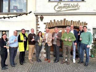 Mit der Geschäftsführerin der Romantischer Rhein Tourismus GmbH Kristina Neitzert, Winzer Gotthard Emmerich, Mittelrhein-Wein Marketing Chef Stefan Jedele, den Bürgermeistern Jan Ermtraud und Markus Konitzer sowie Harald Schmillen und Jörg Hohenadl von der Kreis-Wirtschaftsförderung konnte Landrat Achim Hallerbach vor Ort auf den Erfolg des Weinguts Emmerich anstoßen. 
