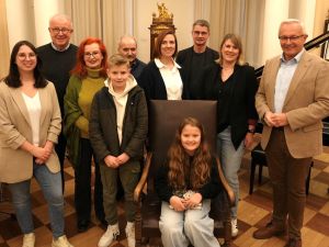 Foto: Schon beim Regionalentscheid des 66. Vorlesewettbewerbs des Deutschen Buchhandels im Roentgen-Museum mit den Siegerinnen und Sieger der Schulentscheide in Neuwied hatte sich Jule Schaub (vorne) mit ihrem Vortrag durchsetzen können. Die Schülerin des Rhein-Wied-Gymnasiums gewann nun auch den Bezirksentscheid in Koblenz und tritt im Mai beim Landesentscheid an.  Foto: Martin Boden / Kreisverwaltung Neuwied.