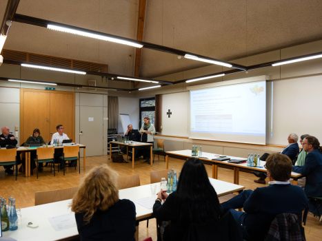 Kita-Bedarfsplanung und die Finanzierung von Personal im Wirtschaftsdienst der Kindertagesstätten im Landkreis war ein Thema der Sitzung des Jugendhilfeausschusses in der katholischen Familienbildungsstätte Neuwied. Foto: Julia Hinz / Kreisverwaltung Neuwied