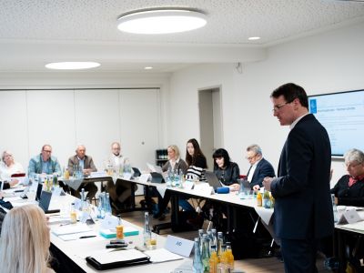 Kreis-Wirtschaftsförderer Harald Schmillen brachte dem Kreisausschuss die Vorteile einer finanziellen Beteiligung an einer erweiterten Kooperation mit der Hochschule Koblenz im Bereich KI und Robotik nahe.  Foto: Julia Hinz / Kreisverwaltung Neuwied