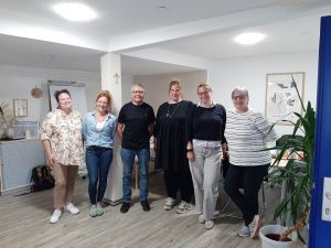 Auch die Trialog-Organisatorinnen und –Organisatoren von der Psychiatriekoordinationsstelle der Kreisverwaltung Neuwied, unterstützt von der PSAG Neuwied und Franziskaner mobil Dierdorf, sind guter Dinge, was die Weiterentwicklung psychiatrischer Angebote im Landkreis Neuwied betrifft.  Foto: Verena Bruchof / Kreisverwaltung Neuwied