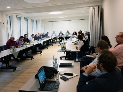 Allen steigenden Belastungen zum Trotz schreibt der Nachtragshaushalt 2025 des Landkreises Neuwied erneut positive Zahlen. Unter dem Strich steht ein kleiner Überschuss von 1,6 Millionen Euro zu Buche. Von Kreis-Kämmerer Florian Hoffstadt wurde das fast 300 Seiten starke Werk jetzt vorgestellt. Foto: Julia Hinz / Kreisverwaltung Neuwied