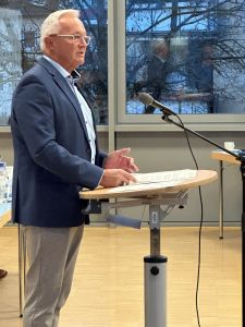 Auch beim Themenkomplex „Entsorgung und Wiederverwertung“ ist der Landkreis Neuwied gut aufgestellt. Diese erfreuliche Botschaft konnte Landrat Achim Hallerbach im Rahmen der jüngsten Sitzung den Mitgliedern des Neuwieder Kreistags übermitteln. Zu den herausragenden Maßnahmen zählt die Fertigstellung und Inbetriebnahme der Grünschnittaufbereitungsanlage in Linkenbach ab Mitte 2026. Fotos: Thomas Herschbach