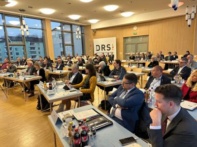 Auch beim Themenkomplex „Entsorgung und Wiederverwertung“ ist der Landkreis Neuwied gut aufgestellt. Diese erfreuliche Botschaft konnte Landrat Achim Hallerbach im Rahmen der jüngsten Sitzung den Mitgliedern des Neuwieder Kreistags übermitteln. Zu den herausragenden Maßnahmen zählt die Fertigstellung und Inbetriebnahme der Grünschnittaufbereitungsanlage in Linkenbach ab Mitte 2026. Fotos: Thomas Herschbach