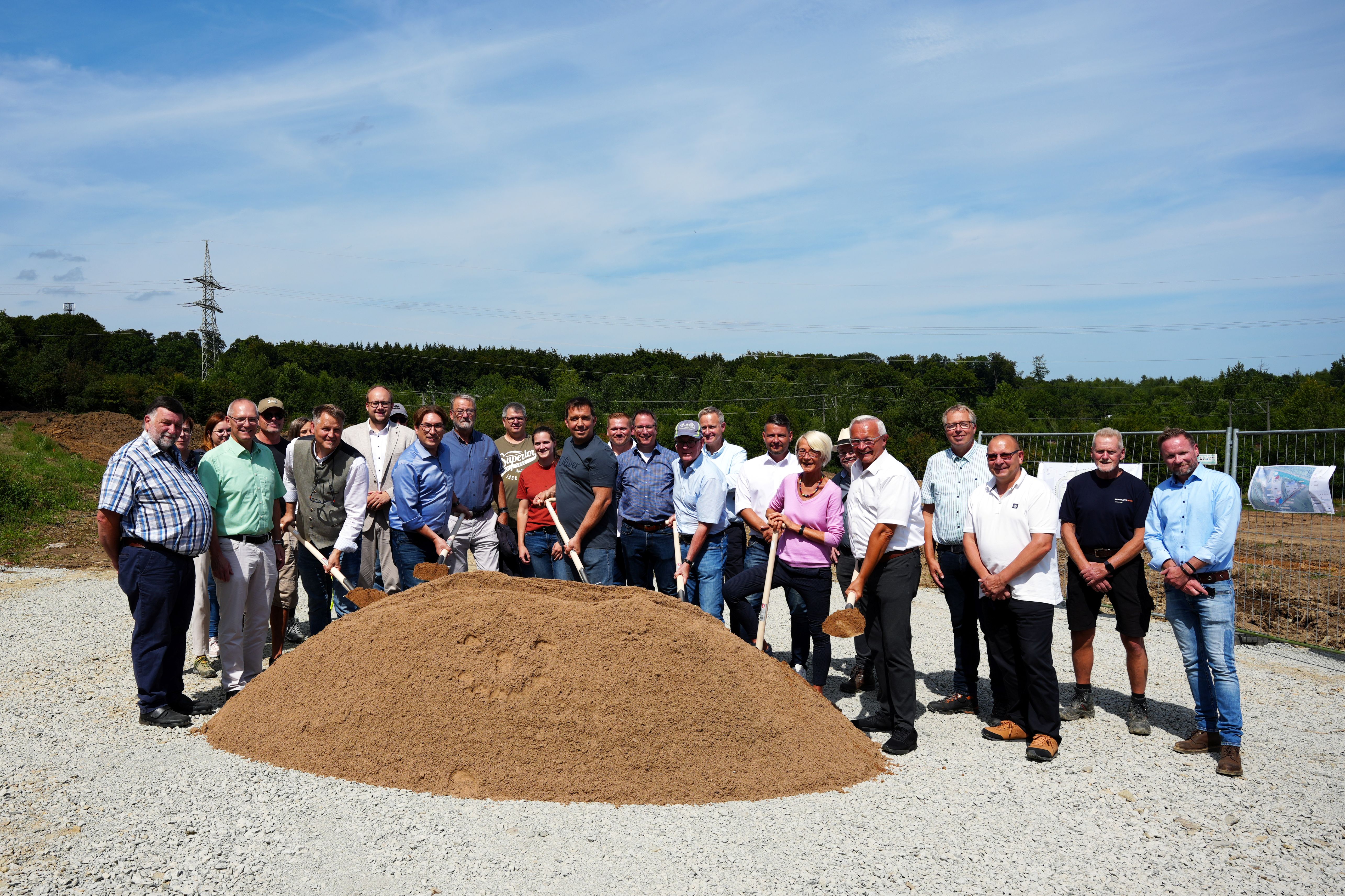 Auch beim Themenkomplex „Entsorgung und Wiederverwertung“ ist der Landkreis Neuwied gut aufgestellt. Diese erfreuliche Botschaft konnte Landrat Achim Hallerbach im Rahmen der jüngsten Sitzung den Mitgliedern des Neuwieder Kreistags übermitteln. Zu den herausragenden Maßnahmen zählt die Fertigstellung und Inbetriebnahme der Grünschnittaufbereitungsanlage in Linkenbach ab Mitte 2026. Fotos: Thomas Herschbach