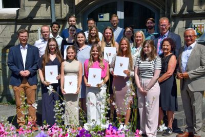 Zur erfolgreichen Prüfung gratulierten Landrat Achim Hallerbach und Personalratsvorsitzende Birgit Eisenhuth elf Nachwuchskräften. Foto: Julia Hinz / Kreisverwaltung Neuwied
