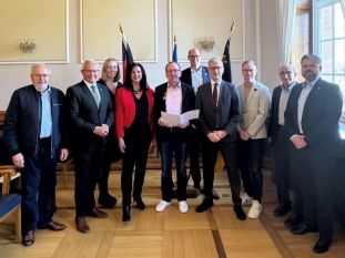 Landrat Achim Hallerbach freute sich mit dem Vizepräsidenten der Struktur- und Genehmigungsdirektion (SGD) Nord, Martin Kaschny, Bad Hönningens Verbandsbürgermeister Jan Ermtraud und dem Neuwieder Bürgermeister Peter Jung über die Verleihung der die Verdienstmedaille des Landes Rheinland-Pfalz an Wolfgang Kluwig aus Hammerstein und Hans-Peter Knossalla aus Neuwied. Fotos: SGD Nord / Christiane Gandner