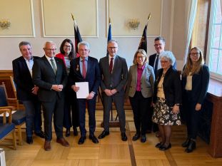 Landrat Achim Hallerbach freute sich mit dem Vizepräsidenten der Struktur- und Genehmigungsdirektion (SGD) Nord, Martin Kaschny, Bad Hönningens Verbandsbürgermeister Jan Ermtraud und dem Neuwieder Bürgermeister Peter Jung über die Verleihung der die Verdienstmedaille des Landes Rheinland-Pfalz an Wolfgang Kluwig aus Hammerstein und Hans-Peter Knossalla aus Neuwied. Fotos: SGD Nord / Christiane Gandner
