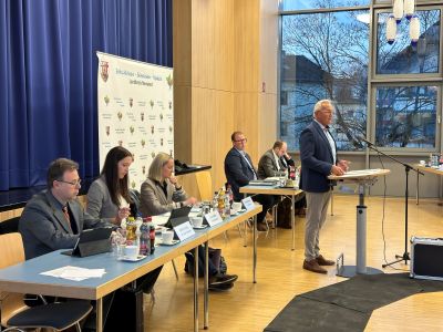 „Mit der interkommunalen gegenseitigen Notwasserversorgung mit dem Zweckverband Wasserversorgung Kreis Altenkirchen (WKA) werden wir die Versorgungssicherheit mit Wasser in Krisenfällen deutlich erhöhen.“ Der Argumentation von Landrat Achim Hallerbach konnte der Kreistag auf seiner letzten Sitzung des Jahres mit seinem einstimmigen Votum in Gänze folgen. Fotos: Thomas Herschbach / Kreisverwaltung Neuwied