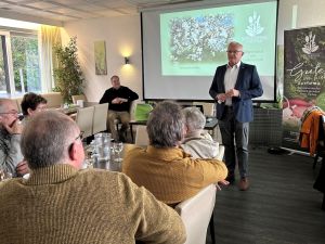 Foto: Um neue Perspektiven kennenzulernen, hatten die Naturgenuss-Verantwortlichen um Landrat Achim Hallerbach und Projektleiter Jörg Hohenadl mit Nathalie Hartenstein eine Tourismus-Expertin aus Koblenz zum jüngsten Netzwerktreffen im Landhotel Fernblick in Hümmerich eingeladen. Foto: Thomas Herschbach
