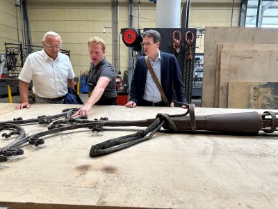 Foto: Beeindruckt von der filigranen Handwerkskunst zeigten sich Landrat Achim Hallerbach und Kreiswirtschaftsförderer Harald Schmillen beim Firmenbesuch der Kunstschmiede Hoppen in Dattenberg. Fotos: Thomas Herschbach