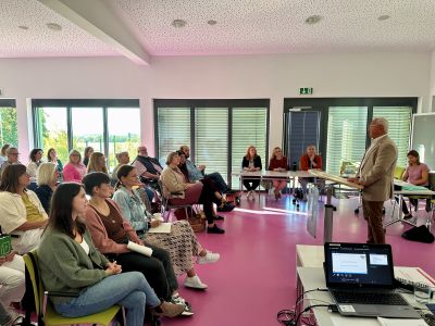 Austausch und Zukunftsplanung standen im Mittelpunkt der ersten Konferenz mit Kindertagesstätten-Trägern und Kita-Leitungen im Kreis Neuwied. Dabei setzte sich Landrat Achim erneut für eine vorzeitige Überprüfung des Kita-Gesetzes ein. Foto: Thomas Herschbach