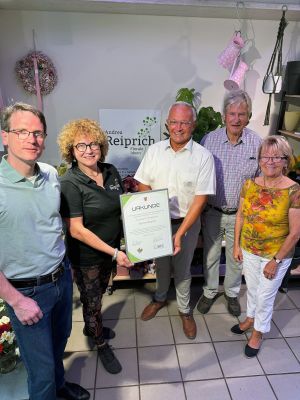 Landrat Achim Hallerbach und Kreiswirtschaftsförderer Harald Schmillen gratulierten „dem floristischen Markenbegriff Blumen Reiprich“ mit Firmengründer Justus Reiprich und Ehefrau Helga sowie Tochter und Inhaberin Andrea Reiprich jetzt zum 60-jährigen Bestehen. Fotos: Martin Boden / Kreisverwaltung Neuwied