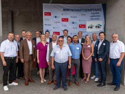 Der Empfang der Wirtschaft auf dem Werksgelände der Firmen Bauunternehmung Willi Prangenberg GmbH und Prangenberg Bedachung GmbH in Neustadt/Ehrenberg erwies sich auch in diesem Jahr als Erfolgsformat, um aktuelle Entwicklungen zu diskutieren, neue Impulse zu setzen und gemeinsam Perspektiven für die Zukunft der Region zu gestalten. Fotos Martin Boden / Kreisverwaltung Neuwied