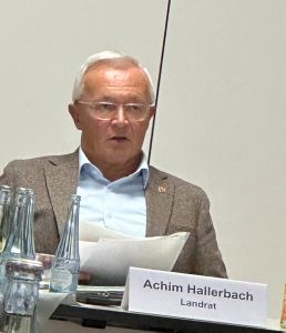 Der vorgesehene Jahresüberschuss im Ergebnishaushalt liegt bei rund 1,37 Mio. Euro - also bei der oft zitierten „schwarzen Null“ – bei einem Gesamthaushaltsvolumen von 434 Millionen Euro. Dieses grundsätzlich erfreuliche Ergebnis weist der Entwurf des Haushaltsplans 2026 aus, den Landrat Achim Hallerbach und Kämmerer Florian Hoffstadt jetzt den Mitgliedern des Kreisausschusses zur Kenntnisnahme präsentieren konnten. Auf seiner Sitzung am 15. Dezember wird der Kreistag dann über den Haushaltsplan 2026 abstimmen. Fotos: Julia Hinz und Thomas Herschbach / Kreisverwaltung Neuwied