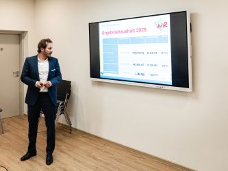 Der vorgesehene Jahresüberschuss im Ergebnishaushalt liegt bei rund 1,37 Mio. Euro - also bei der oft zitierten „schwarzen Null“ – bei einem Gesamthaushaltsvolumen von 434 Millionen Euro. Dieses grundsätzlich erfreuliche Ergebnis weist der Entwurf des Haushaltsplans 2026 aus, den Landrat Achim Hallerbach und Kämmerer Florian Hoffstadt jetzt den Mitgliedern des Kreisausschusses zur Kenntnisnahme präsentieren konnten. Auf seiner Sitzung am 15. Dezember wird der Kreistag dann über den Haushaltsplan 2026 abstimmen. Fotos: Julia Hinz und Thomas Herschbach / Kreisverwaltung Neuwied