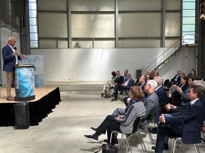 Den rund 140 Teilnehmerinnen und Teilnehmern der 1. Robotic-Convention vermittelten Landrat Achim Hallerbach und Prof. Dr. Udo Gnasa (vorne rechts sitzend) ihre Ideen eines Bildungs-, Forschungs- und Anwendungszentrums „BIFAR“ im Landkreis Neuwied. Foto: Thomas Herschbach