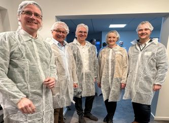 Hygienekonform schon fast komplett ausgestattet, sehen (von links) Kreis-Wirtschaftsförderer Harald Schmillen, Landrat Achim Hallerbach, Sensoplast-CEO Frank Busch, IHK-Regionalgeschäftsführerin Kristina Kutting und IHK Regionalberater Frederik Fein in guter Stimmung dem Firmenrundgang entgegen. Foto: Thomas Herschbach