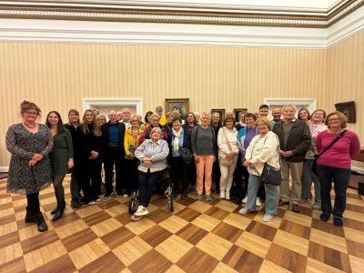 Unter Federführung von Antje Escher, Nicole Bauer und Simone Höhner (von links) und Museumsleiterin Jennifer Stein (3. von rechts) erlebten die Lernpatinnen und Lernpaten einen abwechslungsreichen Lernpaten-Tag im Roentgen Museum Neuwied. Foto: Gabriela Mrozik / Kreisverwaltung Neuwied