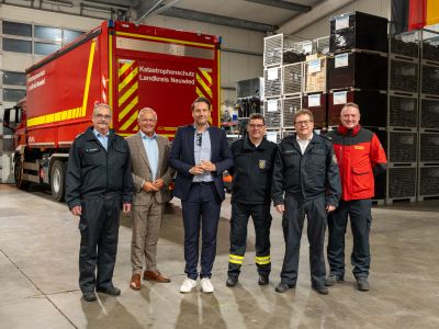 Staatssekretär Daniel Stich informierte sich im Brand- und Katastrophenschutzzentrum des Landkreises Neuwied über die gewonnenen Erfahrungen. Von links: Volker Lemgen, Landrat Achim Hallerbach, Innen-Staatssekretär Daniel Stich, Andreas Schmidt, BKI Holger Kurz und Nils Pfleger. Foto: Martin Boden / Kreisverwaltung Neuwied