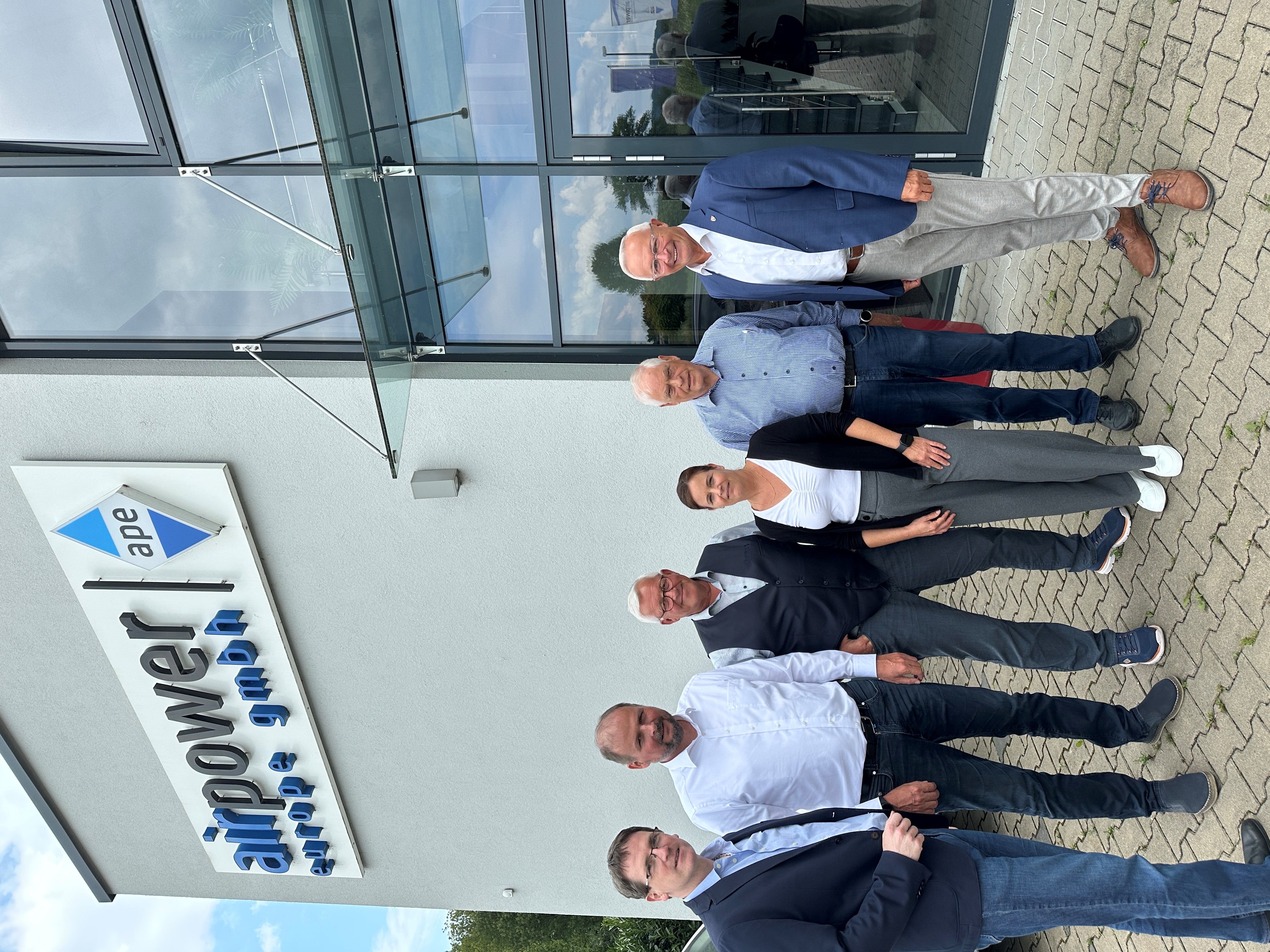 Landrat Achim Hallerbach besuchte mit dem Geschäftsführer der Wirtschaftsförderung des Landkreises, Harald Schmillen, das Dattenberger Unternehmen airpower europe mit den Geschäftsführern Peter Willscheid und Peter Hessling sowie Firmenprokurist Dipl. Ingenieur Michael Plischka und Assistentin Bianca Bork. Foto: Thomas Herschbach