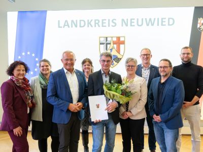 Viel Lob und Anerkennung gab es von Landrat Achim Hallerbach für den langjährigen Leiter des Kreisjugendamtes Neuwied, Jürgen Ulrich, zu dessen Verabschiedung.  Darüber freute sich auch Ehefrau Agnes, während (von links) die Personalratsvorsitzende Birgt Eisenhuth, Kita-Referatsleiterin Kerstin Neckel, Kreisjugendpflege-Referatsleiterin Antje Escher, der 1. Kreisbeigeordnete Phillip Rasbach, der neue Kreisjugendamtsleiter Uwe Kukla und der Referatsleiter Personalmanagement Florian Nußbaum den Ausführungen des Kreis-Chefs gerne zustimmen konnten. Foto: Julia Hinz / Kreisverwaltung Neuwied